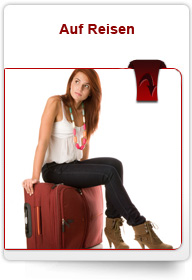 Schutz auf Reisen Frau auf Koffer reisefertig
